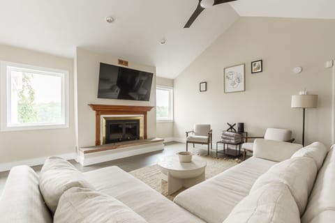 Open and airy living room ideal for relaxing with your group.