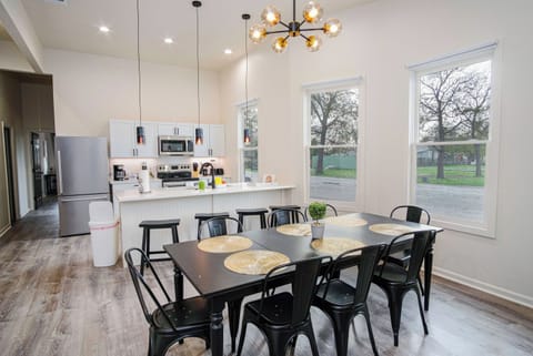 House (4 Bedrooms) | Private kitchen | Microwave, oven, dining tables