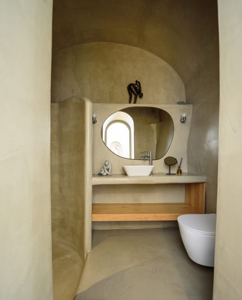 Luxury Suite, Hot Tub, Garden View | Bathroom | Shower, rainfall showerhead, eco-friendly toiletries, hair dryer