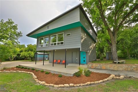 Welcome to the Loft at Stardust Retreat! The Loft is the entire upstairs of the house, a 2 Bedroom, 1 Bath loft with large living room & full kitchen. Approximately 1300 square feet, sitting on 2 wooded, hilltop acres overlooking Coleman.