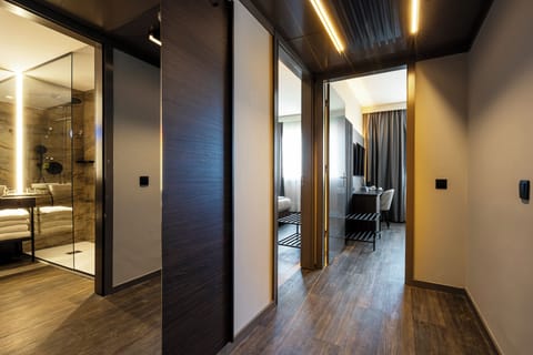 Quadruple Room | Minibar, in-room safe, desk, soundproofing