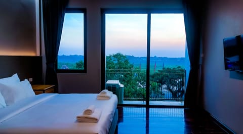 Family Room | In-room safe, desk, laptop workspace, free WiFi