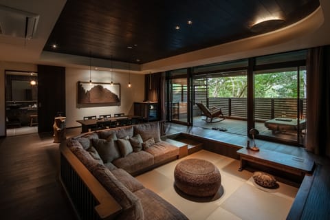 Executive Suite | 1 bedroom, minibar, in-room safe, desk