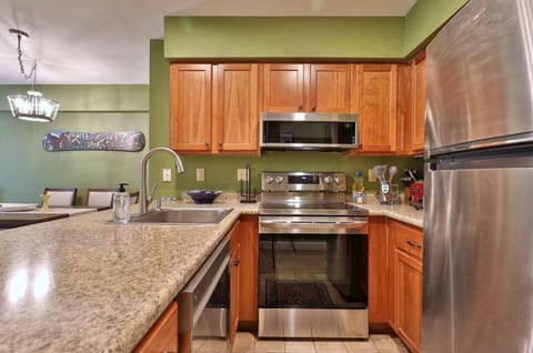 Condo, 3 Bedrooms | Private kitchen | Fridge, oven, coffee/tea maker, toaster