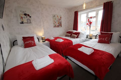 House | 5 bedrooms, free WiFi