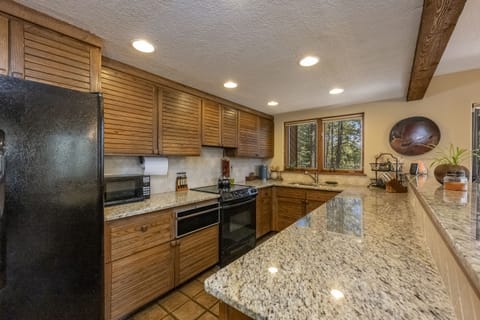 Fully equip. kitchen. Electric range, full size fridge, microwave, dishwaher....