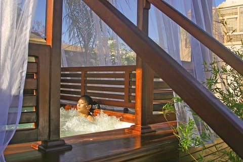 2 outdoor pools