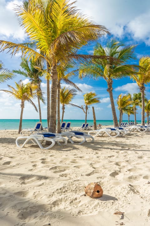 Beach nearby, white sand, sun loungers, beach towels