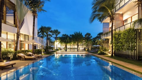 2 outdoor pools