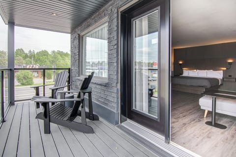 Deluxe Room, 1 King Bed, Balcony, City View | Blackout drapes, WiFi (free), individually furnished, bed sheets