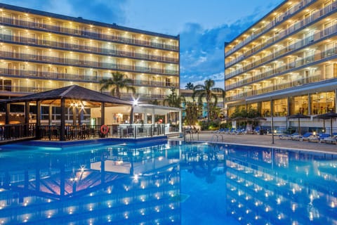 3 bars/lounges, poolside bar