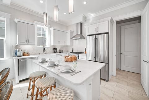 Seating for 3 and snacking for all!