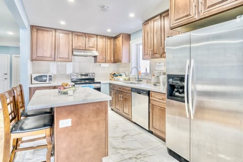 Coffee/tea maker, full-size fridge, microwave, oven