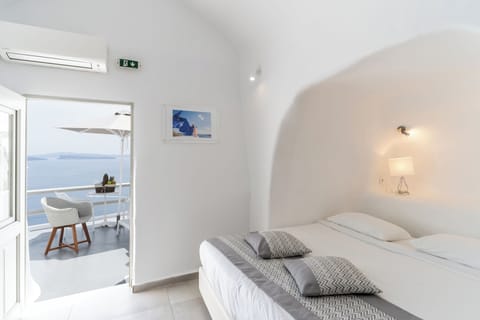 Cave Standard Studio with Caldera View | In-room safe, individually decorated, individually furnished