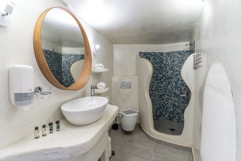 Cave Suite with Caldera & Sea View | Bathroom | Shower, free toiletries, hair dryer, towels