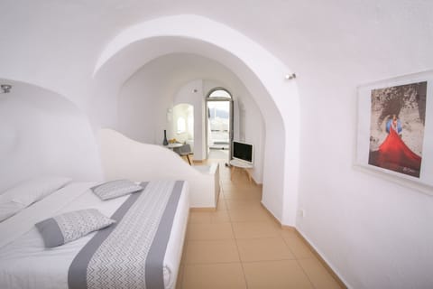 Cave Standard Studio with Caldera View | In-room safe, individually decorated, individually furnished