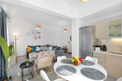 Full-size fridge, microwave, oven, dishwasher