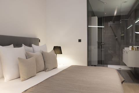 Premium bedding, in-room safe, laptop workspace, blackout drapes