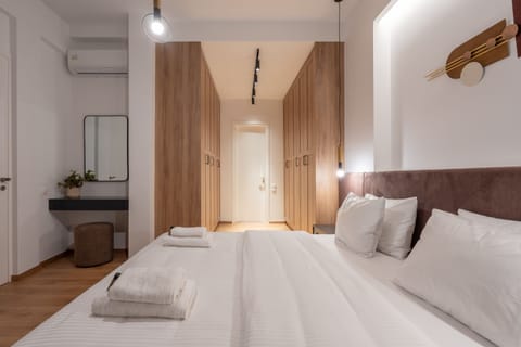 Luxury Apartment, 4 Bedrooms, Terrace, Corner | 4 bedrooms, premium bedding, in-room safe, individually decorated
