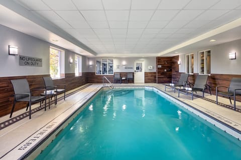 Indoor pool, sun loungers