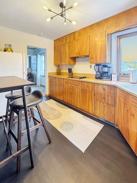 Cozy mid century kitchen complete, fully stocked.