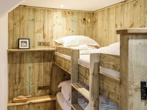 Bunk bedroom | Ivy Cottage, Boscastle