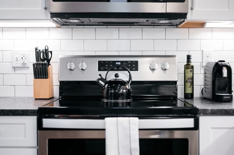 Full stove and oven for those who like to dine in.