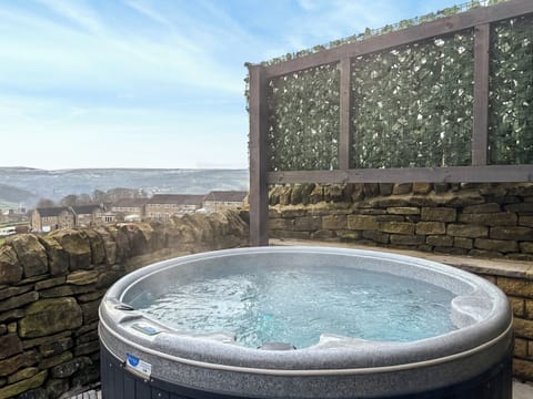 Hot tub | 23 Sykes Head Cottage - Sykes Cottages, Oakworth