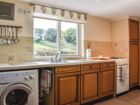 Kitchen | Anneth Lowen, Gwennap