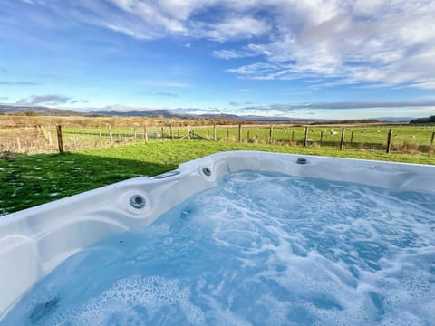 Hot tub | Fiadh Ruadh - Gartclach Farm, Gartmore, near Stirling