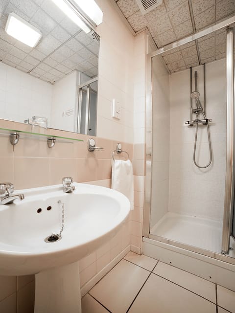 Standard Single Room | Bathroom | Free toiletries, hair dryer, towels