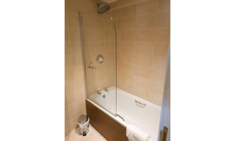 Basic Twin | Bathroom | Shower, free toiletries, hair dryer, towels