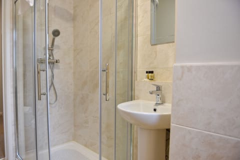 Apartment | Bathroom | Combined shower/tub, free toiletries, hair dryer, towels