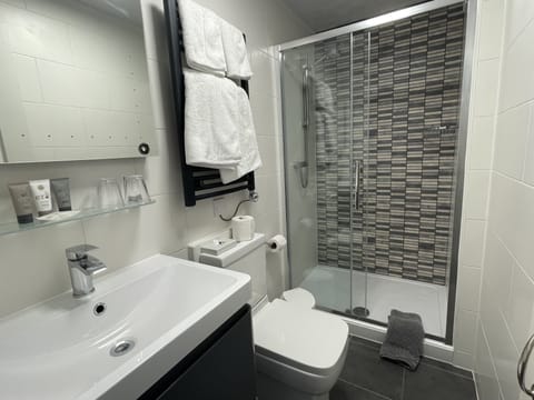 King Suite (Second Floor) | Bathroom | Free toiletries, hair dryer, towels