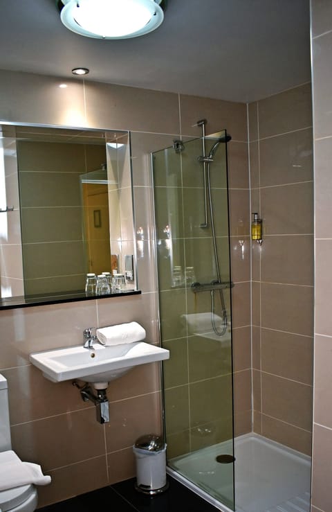 Standard Twin Room | Bathroom | Shower, hair dryer, towels