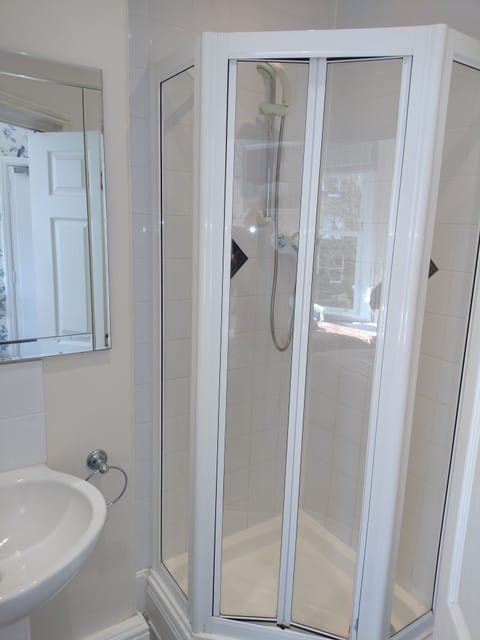 Twin Room, Ensuite | Bathroom | Shower, free toiletries, hair dryer, towels