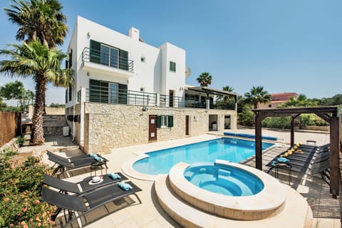 Property, swimming pool and jacuzzi area