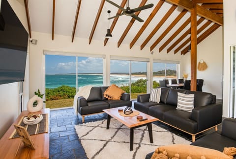 Easy access to an amazing surf beach for surfing, Amazing beach only a few minutes walk away