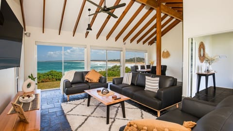 Easy access to an amazing surf beach for surfing, Amazing beach only a few minutes walk away