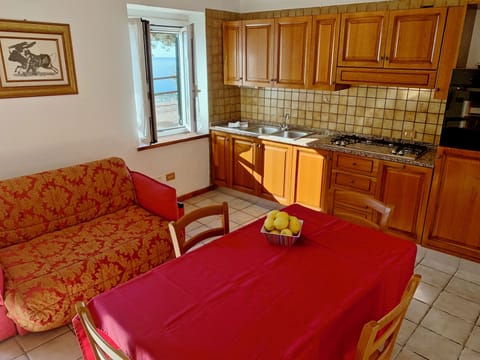 Il soggiorno-cucina.