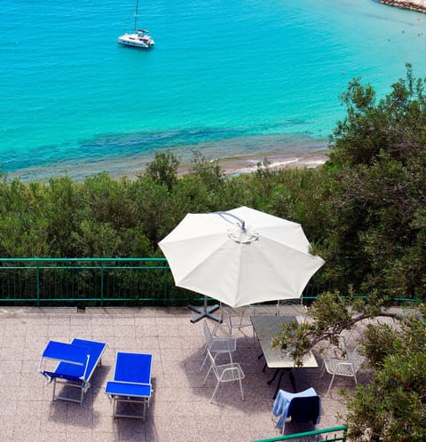 L'ampia terrazza sul mare.