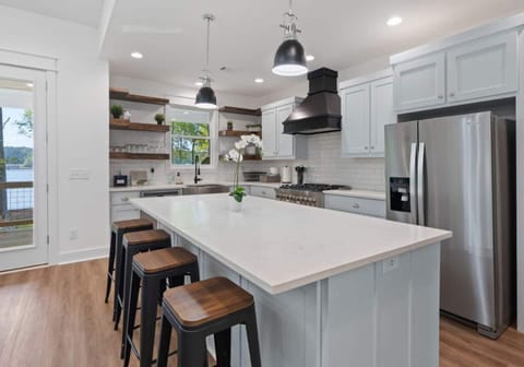 Ready for lakeside cookouts. A fully equipped kitchen for prepping everything from BBQ to sunset snacks.