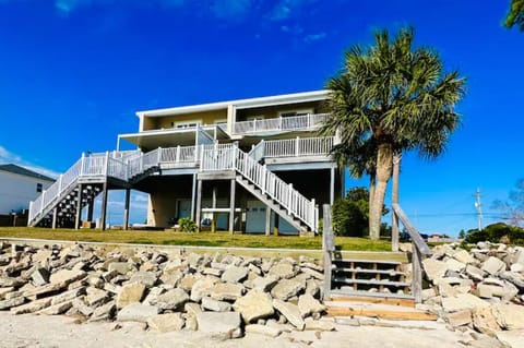 A slice of tropical paradise! Enjoy the sunshine and the views
