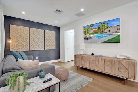 Professionally decorated duplex that is super comfortable! Living rooms and all bedrooms have large 65" Smart TVs :)