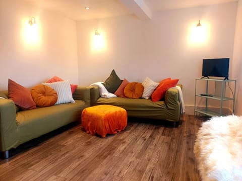 Deluxe Cottage | Living area | 34-inch flat-screen TV with digital channels, TV