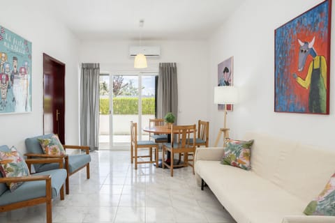 Sala de estar com zona de refeições e acesso direto ao terraço
