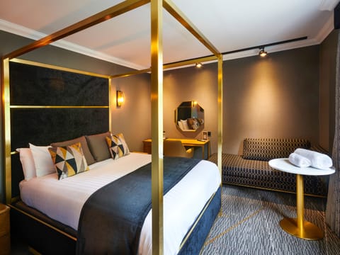 Signature Room | 1 bedroom, desk, iron/ironing board, free cribs/infant beds