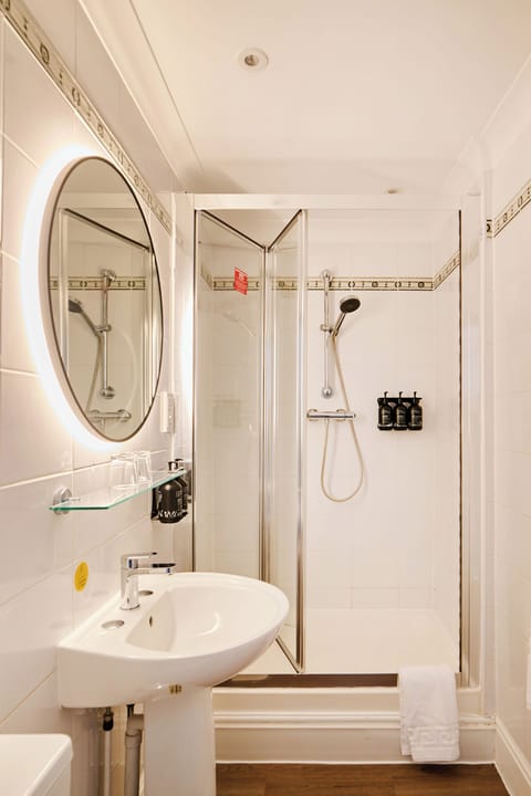 Room (Cosy) | Bathroom | Bathtub, free toiletries, hair dryer, towels
