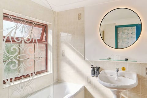 Bathtub, free toiletries, hair dryer, towels