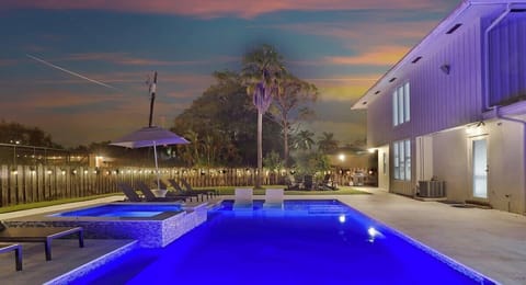 Indulge in our heated pool, jacuzzi, and mini golf course, where every amenity awaits to elevate your vacation experience to new heights. ‍♂️⛳ #LuxuryRetreat #AllInOne